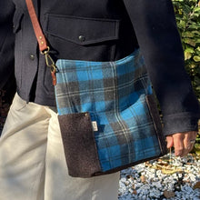 Load image into Gallery viewer, Compass Bag, large - Islay
