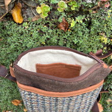 Load image into Gallery viewer, Essential Pouch - Fisher