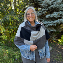 Load image into Gallery viewer, Poncho, cashmere -  Gloria
