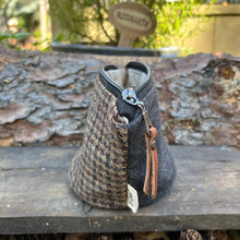 Load image into Gallery viewer, Quarry Pouch, small - Hefty
